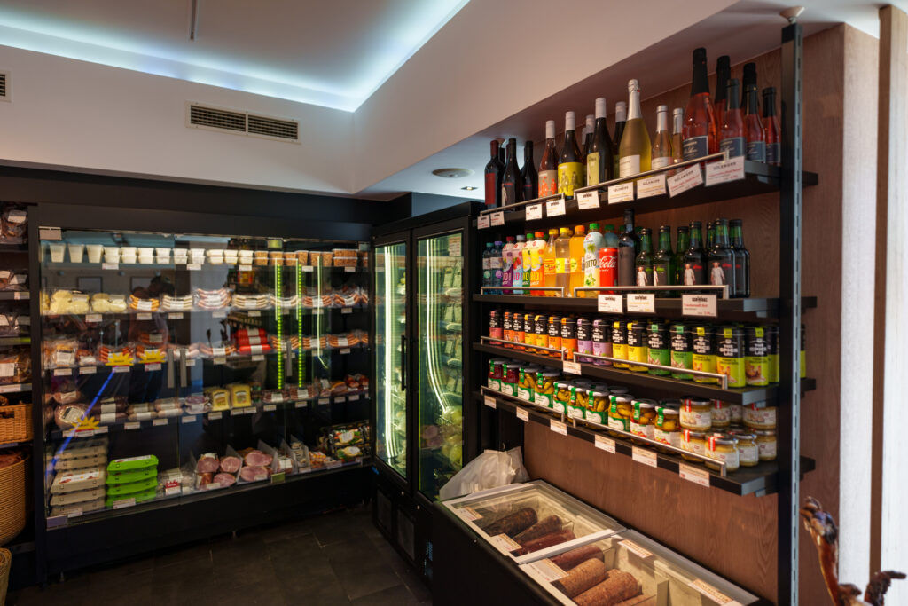 Neben Fleisch- und Wurstspezialitäten bietet die Fleischerei Ströbel heute auch ein breites Feinkost- und Getränkesortiment – unter anderen den Traubensaft The Butcher. © Henry Gasselich