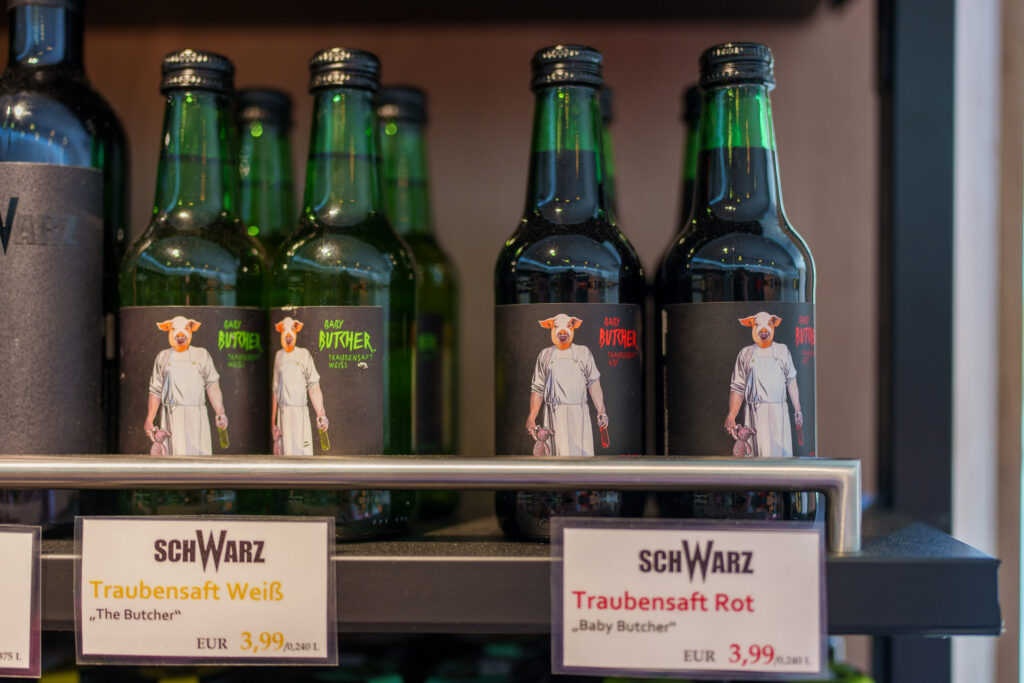 Neben Fleisch- und Wurstspezialitäten bietet die Fleischerei Ströbel heute auch ein breites Feinkost- und Getränkesortiment – unter anderen den Traubensaft The Butcher. © Henry Gasselich
