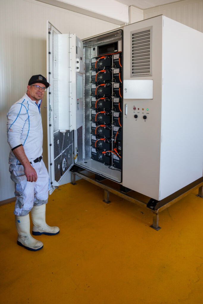 Rudolf Ströbel investierte früh in Photovoltaik und Batteriespeicher, um den energieintensiven Betrieb unabhängiger und nachhaltiger aufzustellen. © Henry Gasselich