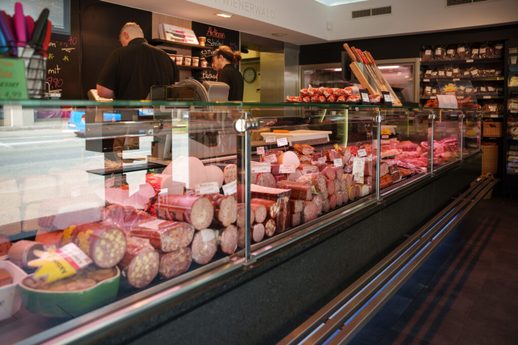 Die modernisierte Theke verfügt über regionale Fleisch- und Wurstspezialitäten in handwerklicher Qualität. © Henry Gasselich