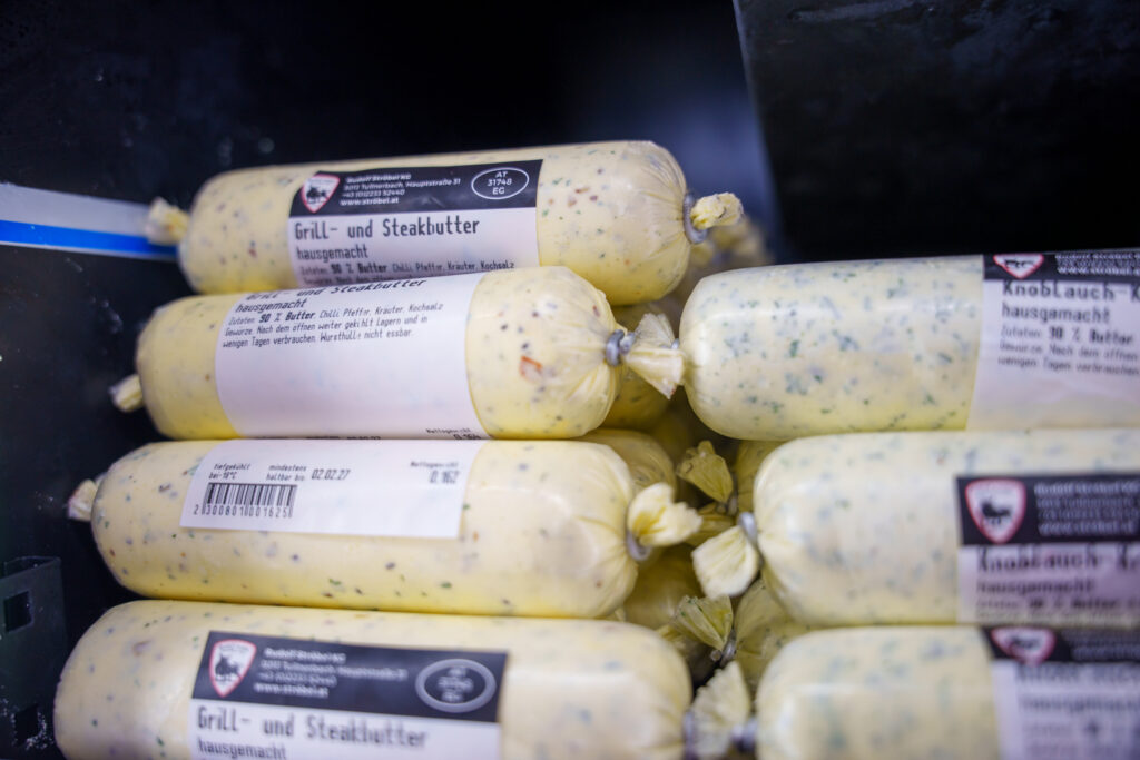 Hausgemachte Spezialitäten wie Grill- Und Steakbutter, Dry-Aged-Steaks und Burger-Patties zeigen die große Bandbreite der Eigenproduktion in der Fleischerei Ströbel. © Henry Gasselich