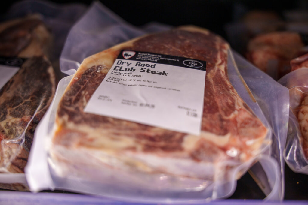 Hausgemachte Spezialitäten wie Grill- Und Steakbutter, Dry-Aged-Steaks und Burger-Patties zeigen die große Bandbreite der Eigenproduktion in der Fleischerei Ströbel. © Henry Gasselich