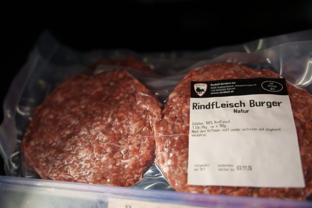 Hausgemachte Spezialitäten wie Grill- Und Steakbutter, Dry-Aged-Steaks und Burger-Patties zeigen die große Bandbreite der Eigenproduktion in der Fleischerei Ströbel. © Henry Gasselich