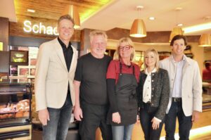 Gemeinsam in die Zukunft (v. l.): Tamswegs Bürgermeister Wolfgang Pfeifenberger, Alfred Macheiner und Claudia Kocher von der Fleischerei Schader sowie Nina und Christoph Zotter. © HaRo