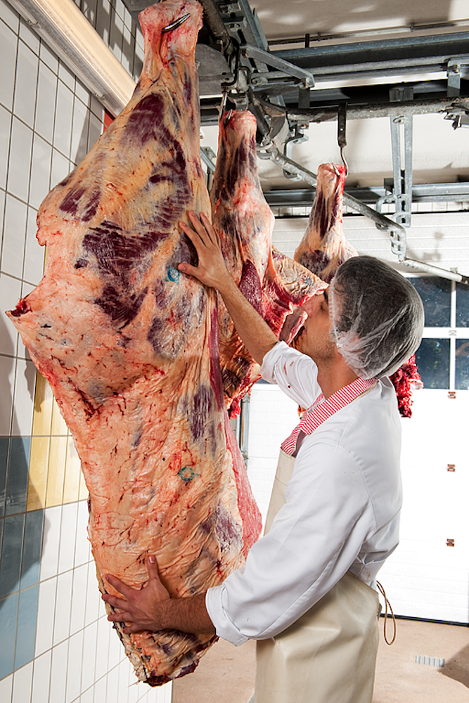 Vom Rohstoff zum Produkt: Handwerk, das man sieht – in der Fleischmanufaktur Kollar-Göbl ist „Nose to Tail“ nicht nur ein Schlagwort, sondern wird täglich gelebt. ©pixelmaker.at
