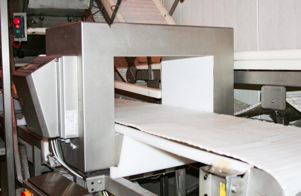Metalldetektoren gehören zu den wichtigsten Kontrollinstrumenten der Lebensmittelindustrie. Sie helfen dabei, Fremdkörper frühzeitig zu erkennen und die Produktsicherheit entlang der gesamten Produktionskette zu gewährleisten. © Beigestellt