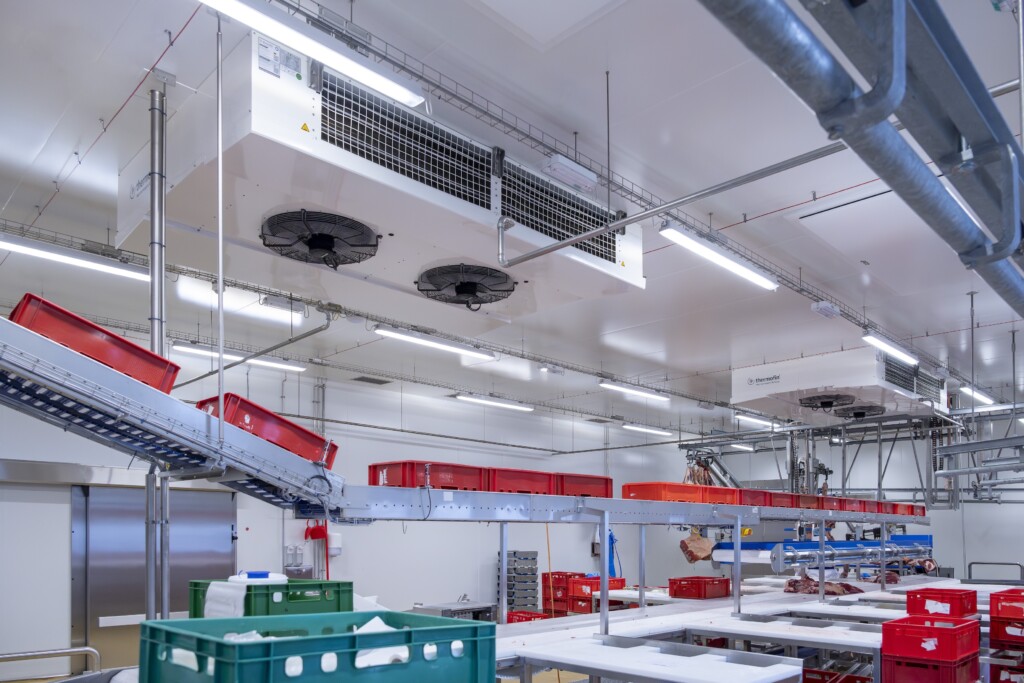 Zwei CO2-Kälteanlagen von Hauser versorgen das gesamte Fleischwerk mit rund 700 kW Kälteleistung. © Hauser