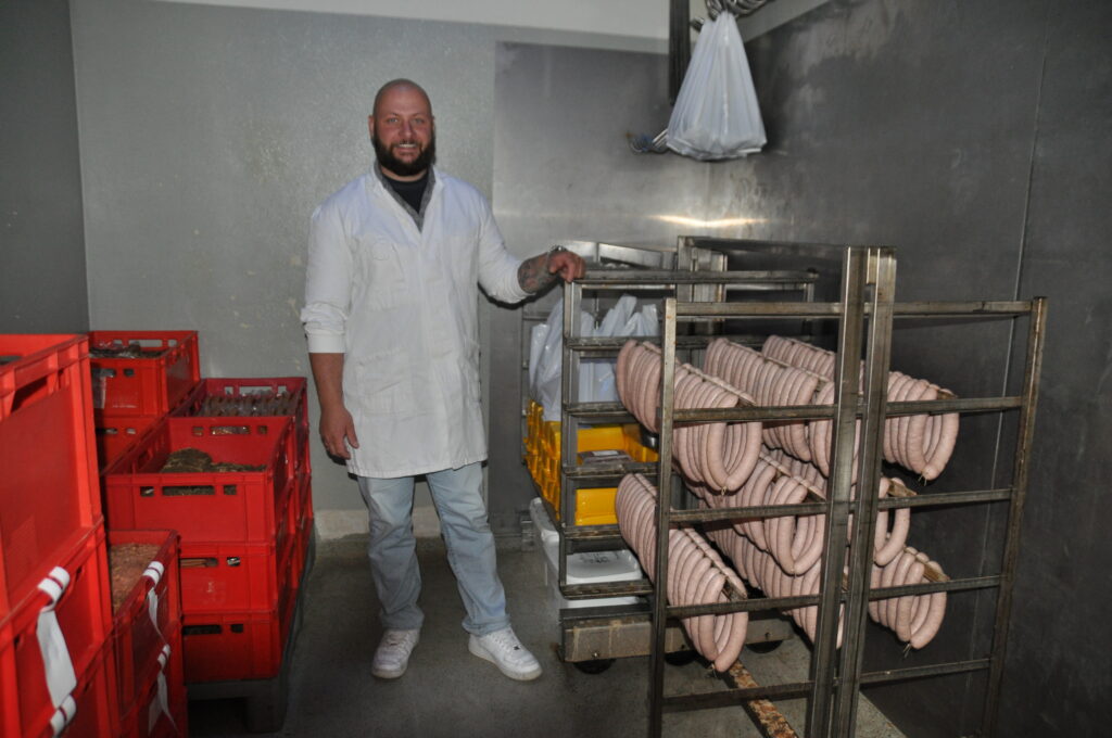 Ein Blick hinter die Kulissen der Fleischerei Pum: Im Kühlraum lagern die frisch produzierten Bratwürste, bevor sie im SB- Laden angeboten werden. © J. Rottensteiner