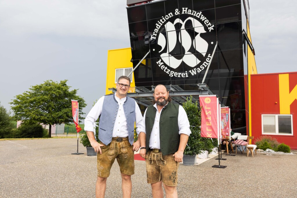 Hannes Weber, Inhaber der Metzgerei Wasner (rechts) und Hermann Haider, Leiter des Standorts in Wildenau, haben den „Kletzerln“ zum Comeback verholfen. © Lisa Burck / Bazzoka