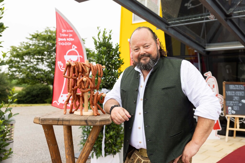 Hannes Weber, Inhaber der Premium-Metzgerei Wasner im bayrischen Bad Birnbach, setzt am neuen Standort auf traditionelles Metzgerhandwerk. © Lisa Burck / Bazzoka