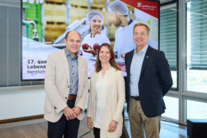 Beim 17. qualityaustria Lebensmittelforum diskutierten Wolfgang Leger-Hillebrand, Ulrike Mayerhofer und Rainer Haas über Lebensmittelsicherheit, Resilienz und neue Risiken in der Lebensmittelkette. © Anna Rauchenberger