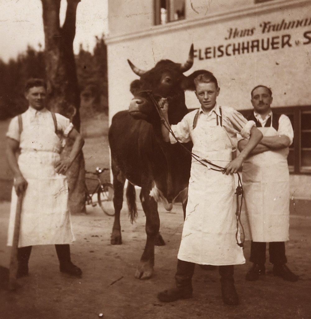 Vom traditionsreichen Familienbetrieb zum modernen Lebensmittelunternehmen: Historische Aufnahmen und aktuelle Einblicke zeigen, wie sich Fruhmann über die Generationen weiterentwickelt hat. © Beigestellt