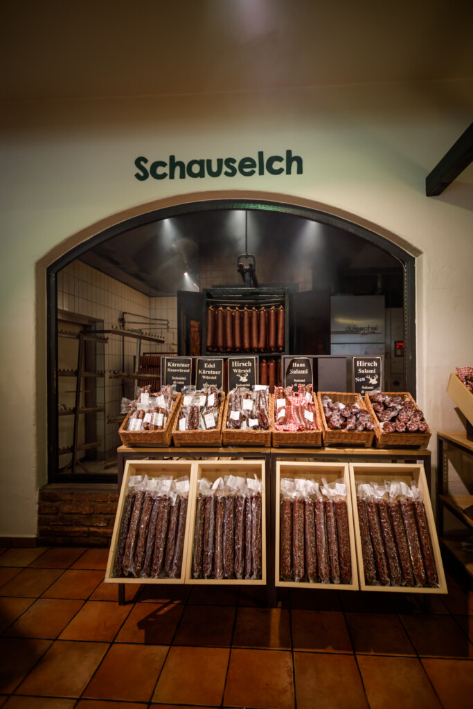 Ein Blick in die Schauselcherei: Hier werden Kärntner Wurst- und Salamispezialitäten produziert und für die Kundschaft sichtbar präsentiert. © tinefoto_Steinthaler