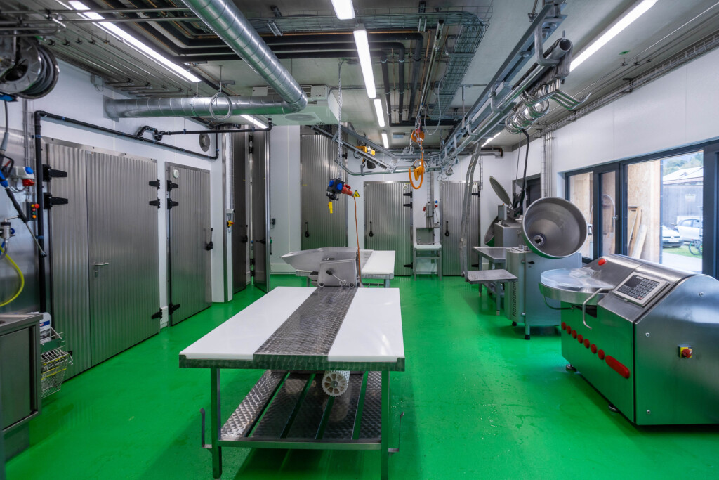 Die moderne Ausstattung dient sowohl der praktischen Ausbildung an der LFS Bruck als auch der Arbeit der Metzgerei-Genossenschaft. © Land Salzburg / Neumayr/Hofer