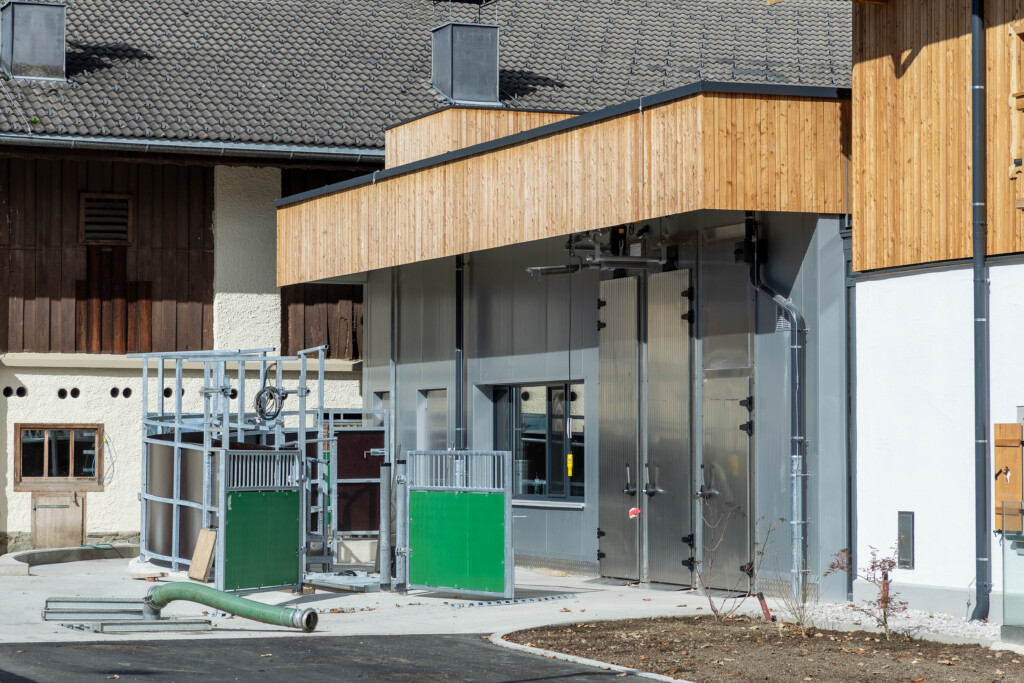 Moderne Infrastruktur für viele Betriebe statt hoher Einzelinvestitionen: Die Schlacht- und Verarbeitungsanlage der LFS Bruck wird außerhalb der Unterrichtszeiten von der Metzgerei-Genossenschaft genutzt. © Land Salzburg / Neumayr/Hofer