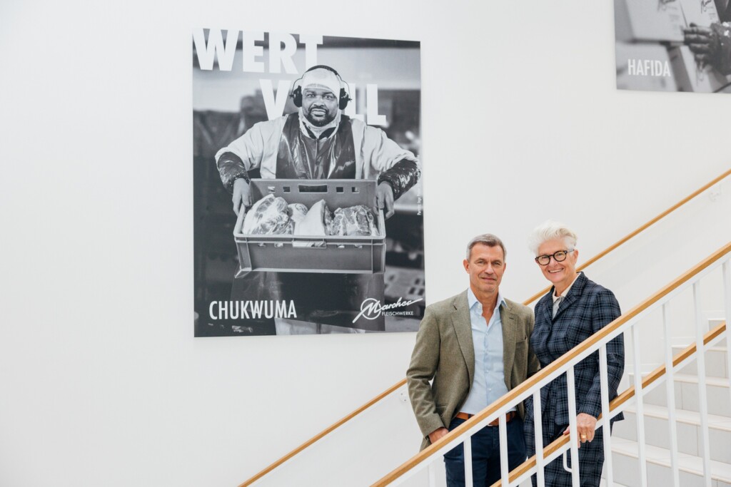 Norbert Marcher, Geschäftsführer der Marcher Fleischwerke mit Inge Prader, Fotografin, vor der „WERTVOLL“-Foto-Kampagnenwand am Grazer Standort. © q Stall Werbemanufaktur / Kügerl