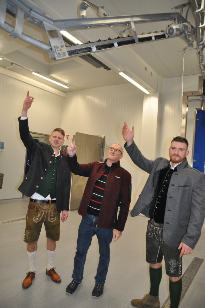 Sämtliche Rohrbahnen wurden von der Welser Firma Alce geliefert (v. l.): Christoph Paunger, Alce-Chef Alfred Cervinka und Rene Paunger.© HaRo