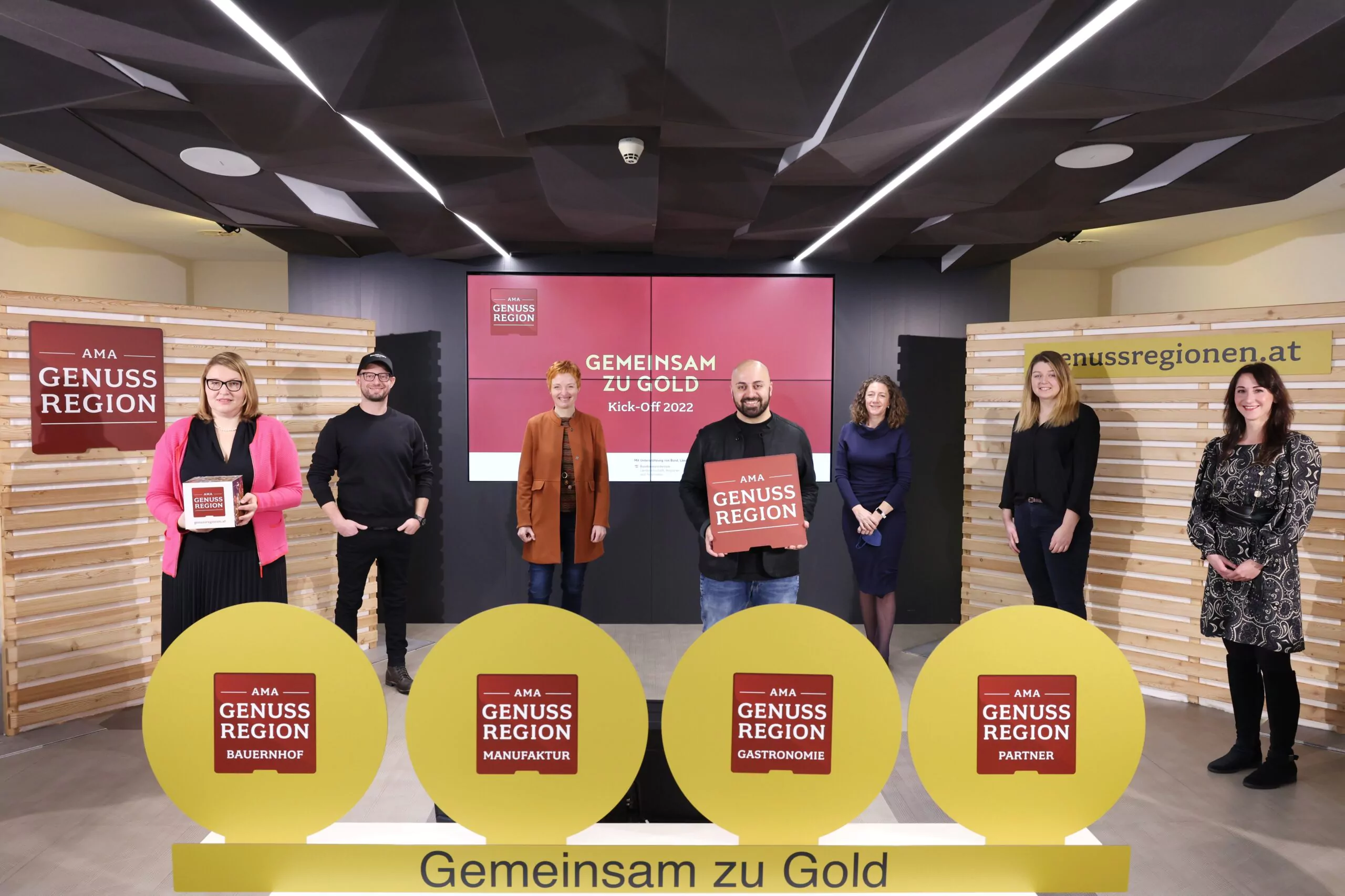 Gemeinsam zu Gold - Netzwerk Kulinarik Kick-Off 2022: Christina Mutenthaler (Leitung Netzwerk Kulinarik), Robert Buchberger (AMA GENUSS REGION Manufaktur), Karin Metz (AMA GENUSS REGION Direktvermarkterin), Ali Mahlodji (Keynote), Natalie Schwendtner (AMA GENUSS REGION Gastronomie), Astrid Ruzicka (Leitung Cluster Netzwerk Kulinarik), Katharina Maierhofer (Moderation)