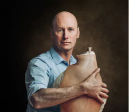 Roman Thum mit einem seiner gepflegten Beinschinken. © Monika Reiter