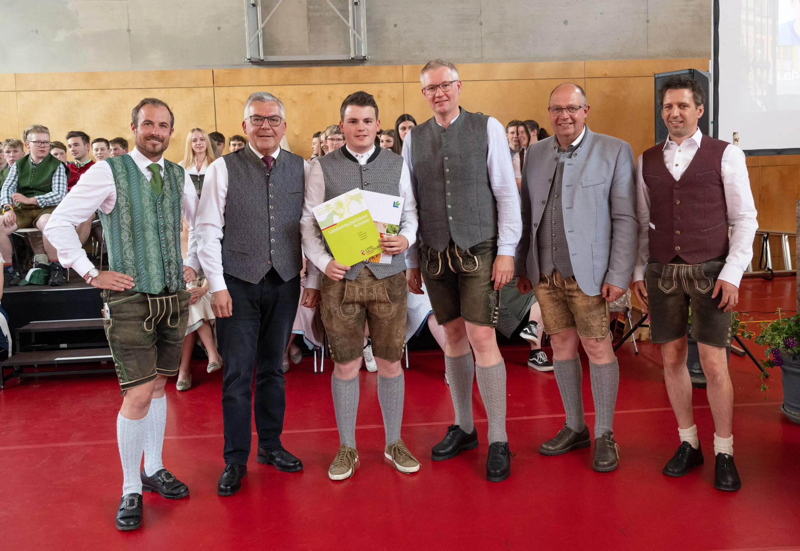 Feierlicher Abschluss an der Landwirtschaftlichen Fachschule Winklhof in Oberalm. im Bild: David Zechner (Abteilungsvorstand für Land- und Pferdewirtschaft ), Landesrat Josef Schwaiger, David Auer (Absolvent Landwirtschaft), Florian Brunnauer (Obmann Bezirksbauernkammer Tennengau), Direktor Georg Springl, Klassenvorstand Johann Nindl