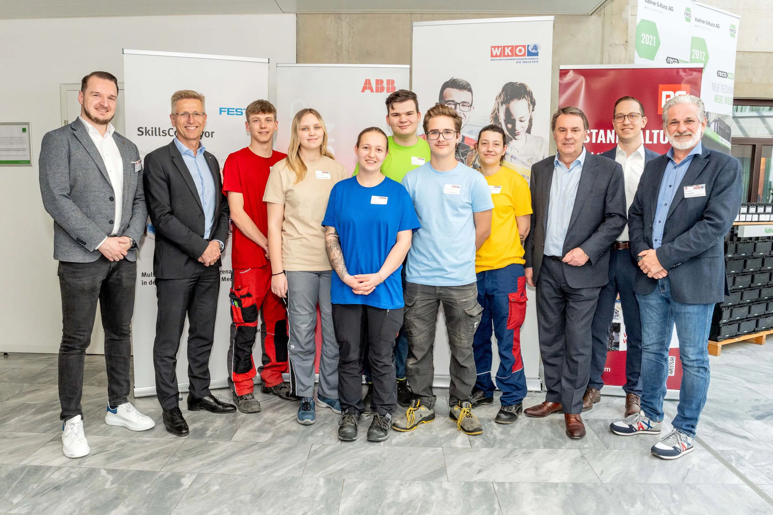 Zwei Tage lang arbeiteten 24 Lehrlinge in sechs Teams an ihren Projekten beim Lehrlingswettbewerb Industrie 4.0 im WIFI St. Pölten. WKNÖ-Vertreter und Sponsoren trafen sich zu einem gemeinsamen Rundgang (v.l.): Dario Stojicic (ABB AG), Industrie-Spartenobmann Helmut Schwarzl (WKNÖ), Marco Walzer (Baumit GmbH), Julia Romana Zehetner (Welser Profile Austria GmbH), Vanessa Haunold (TE Connectivity Austria GmbH), Alexander Denk (GW St. Pölten Integrative Betriebe GmbH), Adrian Guttenbrunner (Eaton Industries Austria GmbH), WKNÖ-Präsident Wolfgang Ecker, Peter Hladik (Festo Gesellschaft.m.b.H.) und Michael Gold (RS Components).