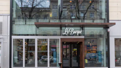 Le Burger verfügt über Filialen in Wien (Donauplex, Auhof Center, Mariahilfer Straße und Rotenturmstraße), Wr. Neustadt, SCS Vösendorf, Linz (LentiaCity, PlusCity), Graz, Graz-Seiersberg, Innsbruck, Klagenfurt, Villach, Gmunden, Parndorf, Hohenems, Amstetten, München und Dubai. © Helmut Tremmel