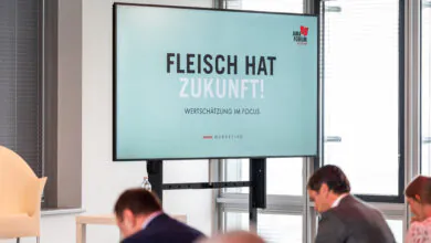 Fleisch braucht Wertschätzung: AMA-Forum Fleisch 2025 stellt Weichen für die Zukunft (Wien, 5. Juni 2025) – Während die Erwartungen an die Landwirtschaft steigen, wird auch Fleisch als Lebensmittel zunehmend kritisch hinterfragt. Wie kann unter diesen Bedingungen mehr Wertschätzung entstehen – für Tier, Produkt und Produzent:innen? Dieser Frage widmete sich das AMA-Forum Fleisch 2025, das am 4. Juni im Wiener Ares Tower stattfand. Rund 200 Gäste folgten der Einladung der AMA-Marketing, um gemeinsam mit internationalen Expert:innen über Verantwortung, Transparenz und Innovation in der Fleischbranche zu diskutieren. Bild: AMA-Marketing/Meyer