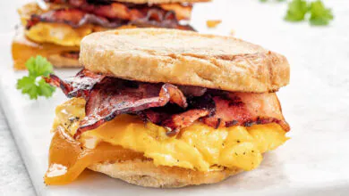 Streetfood: Ein Muffinbrötchen mit Ei & Schinken oder Speck liefert ausreichend Proteine. © EIPRO